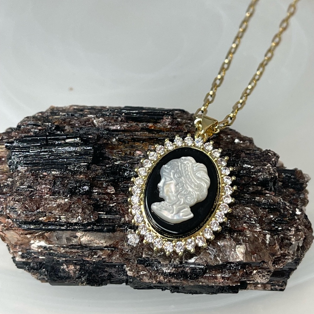 Cameo \ Camafeo in mother of pearl NEW